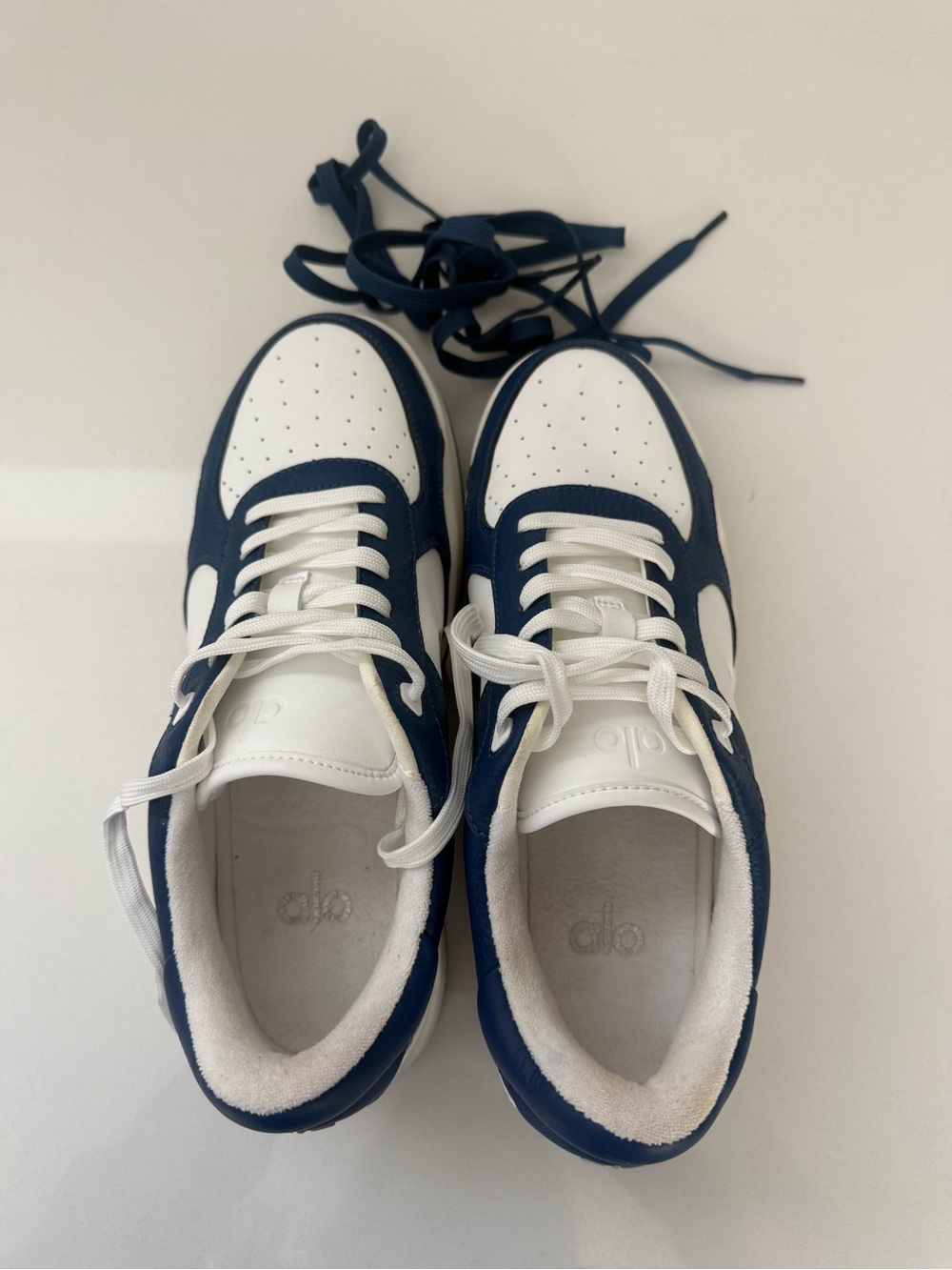 ALO Yoga Women’s Navy & White Low-Top Sneaker-limited edition color/brand new - Picture 3 of 4